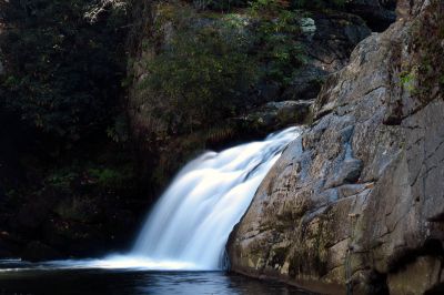 This is a small falls just above Compression Falls. It is between Compression and Twisting Falls that I personally sometimes refer to as the 'middle falls' or upper Compression falls. Taken 10-06-2016
