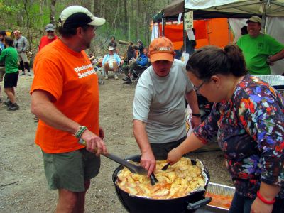 Greg (Sourdough), Kenny Chesney, and Moose`s wife grill the boneless chicken 
